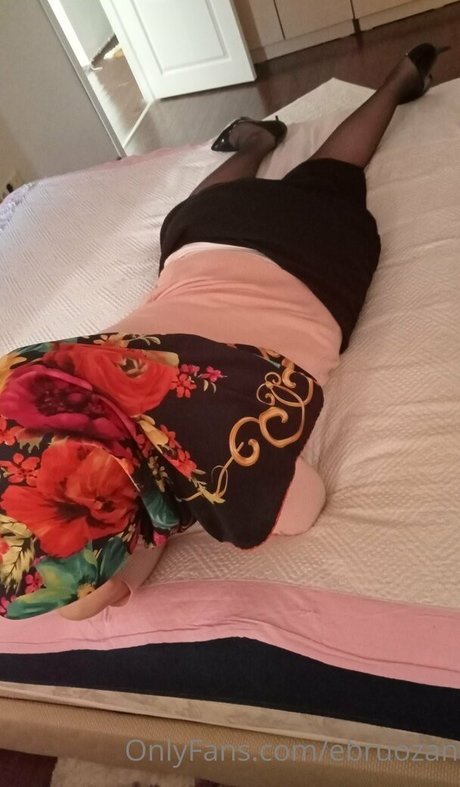 ebruozan erotic star pics