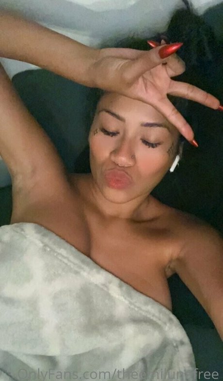 theemilunafree adult model photo