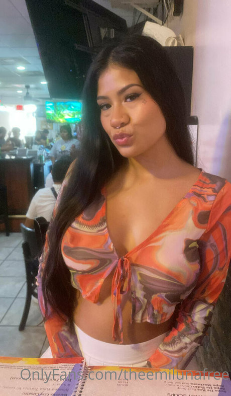 theemilunafree star hot photo