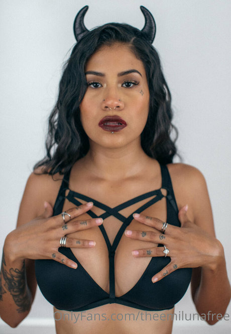 theemilunafree nude pornstar picture