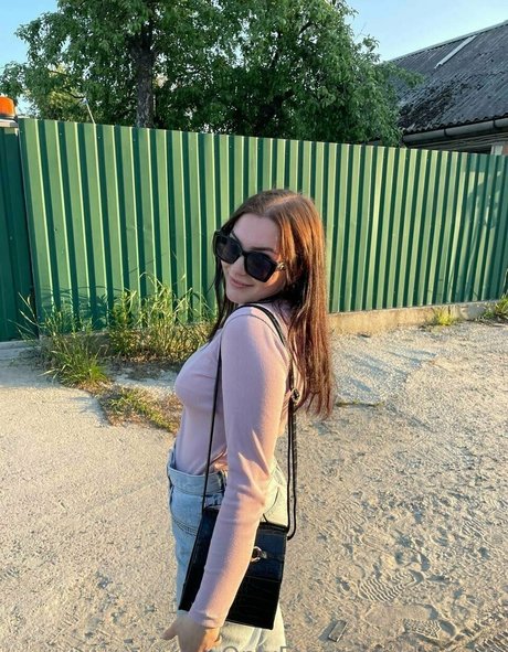 dina 69 hot star img