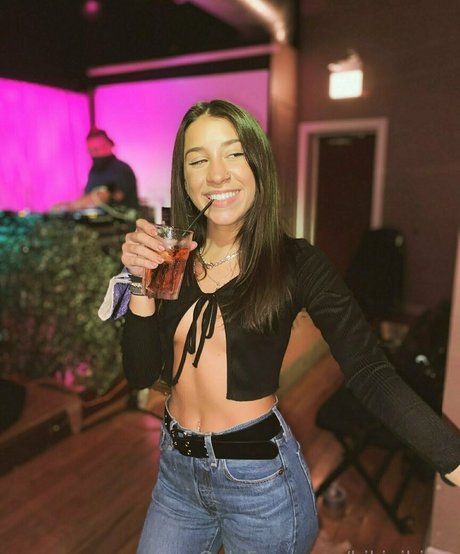 bikinibites pretty actress pics