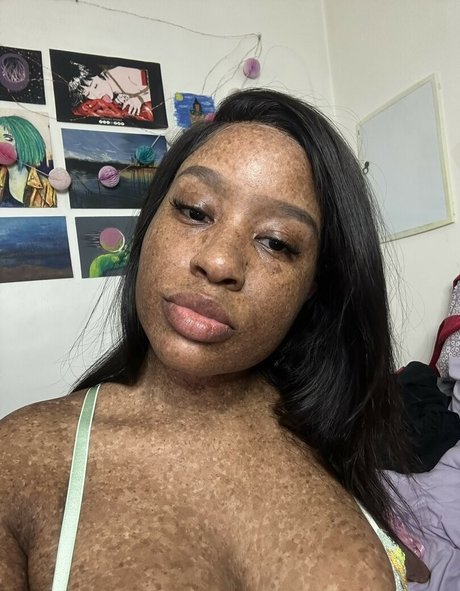 freckledn model pretty pic