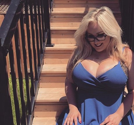 Lilly Alcorn model top images