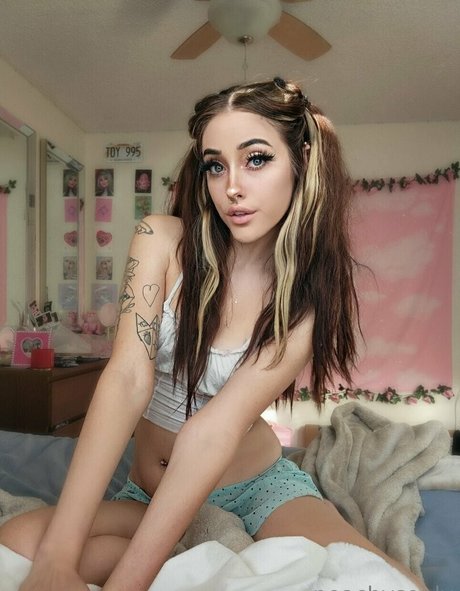 peachysonly model exclusive pic