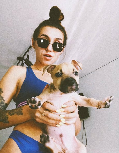 krisstile beautiful model img