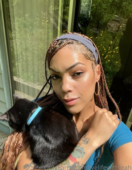 leahsade pornstar nude photo