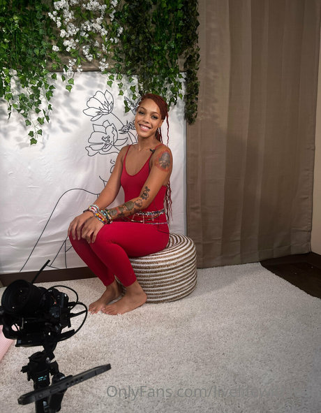 leahsade model free photos