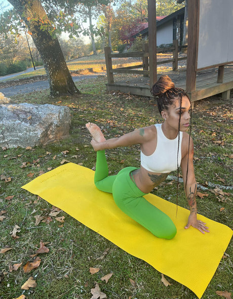 leahsade naked model gallery