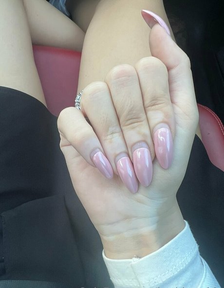 barbies side model pretty pic