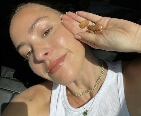 Mari Juliette model art gallery