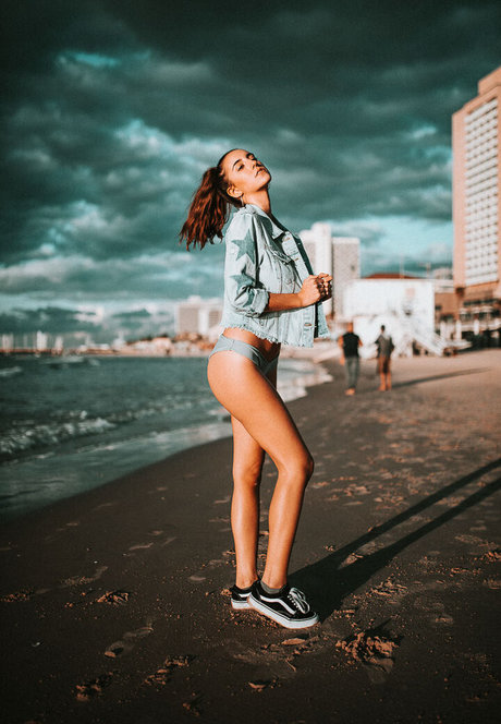 Emanuelle Kadosh model art gallery