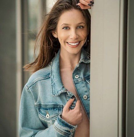 Emuna Zuzut pretty actress photo