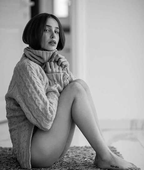 Emuna Zuzut nude model picture