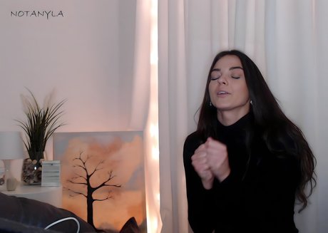 Notanyla erotic model img