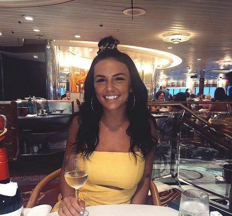 Taylor Horner model beautiful photo