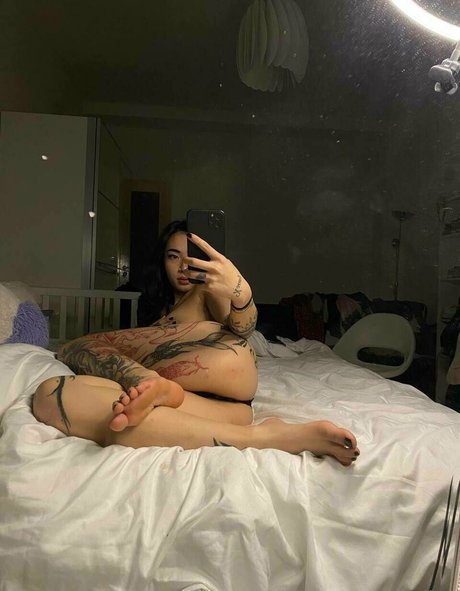 asianiina model naked photo