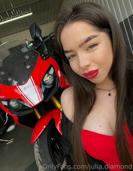 julia diamond Profile pic