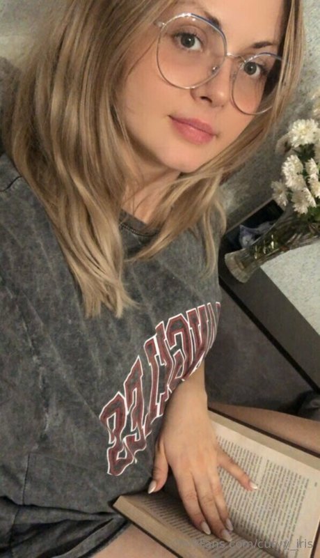 curvy iris art model photos