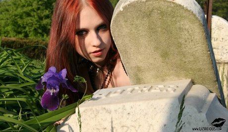 Liz Vicious nude model photos