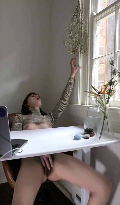 mia tv nude star img