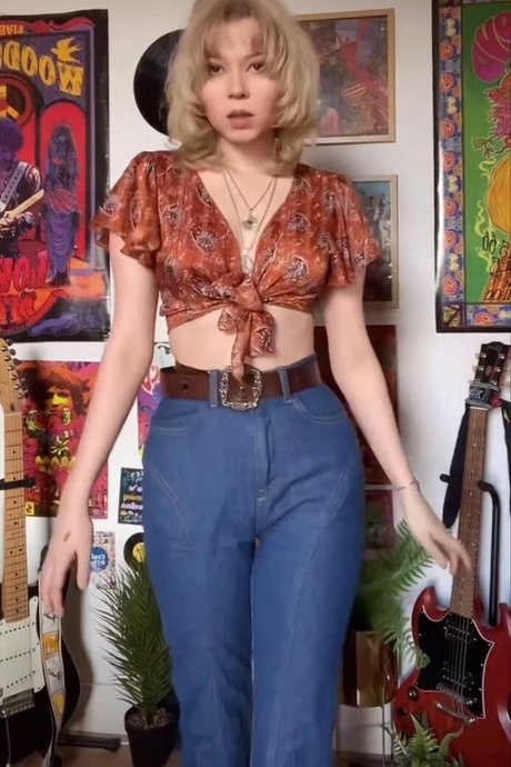 Issy Allen model erotic picture