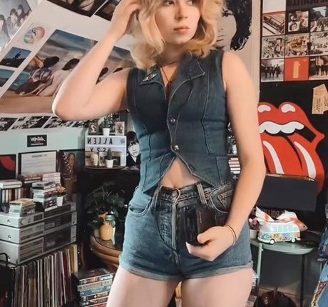 Issy Allen star art pics