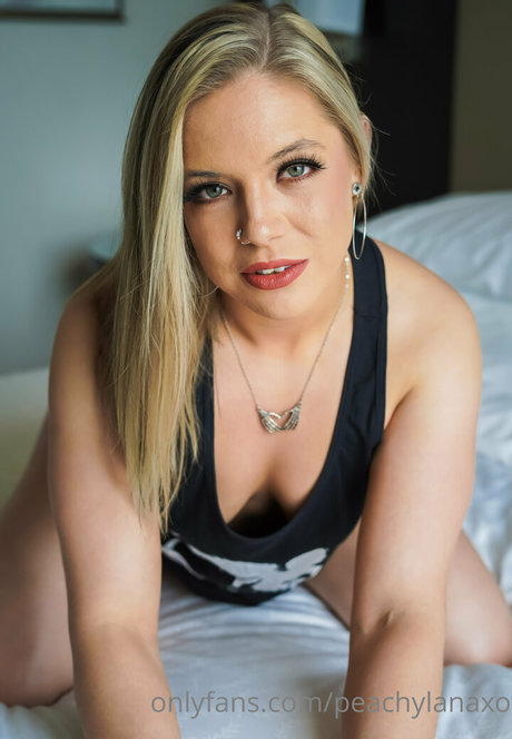 peachylanaxo perfect pornstar img