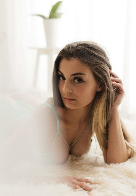 Ariia21 nude pornstar pics