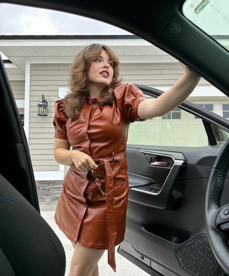 Alondra Larson hd actress image