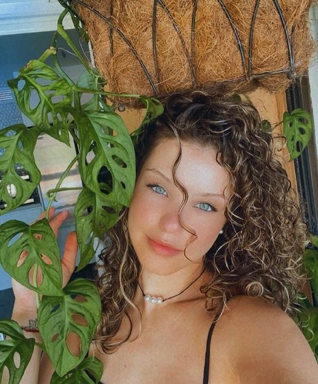 Hispanic free model img