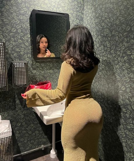 Aethyu model nude picture