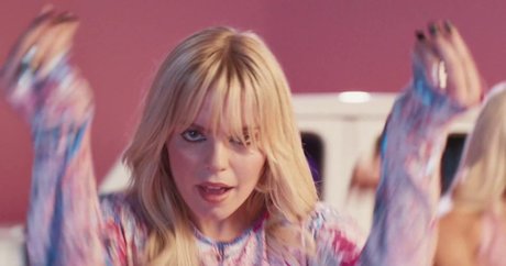 Renee Rapp model nice pic