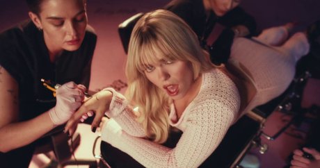 Renee Rapp model adult image