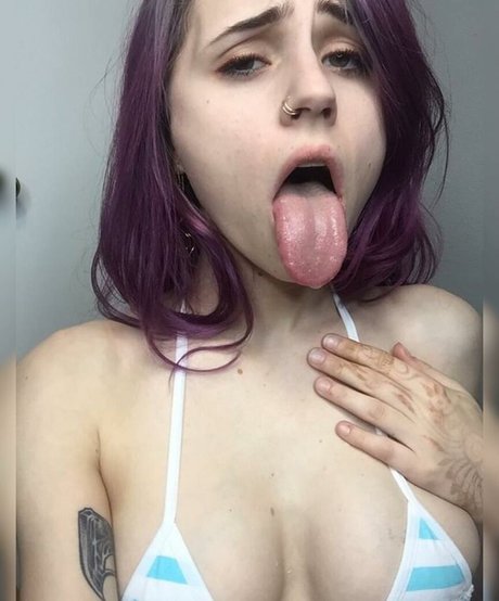 YungMallory naked pornstar img