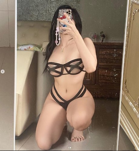 Juu Lynn model beautiful pic