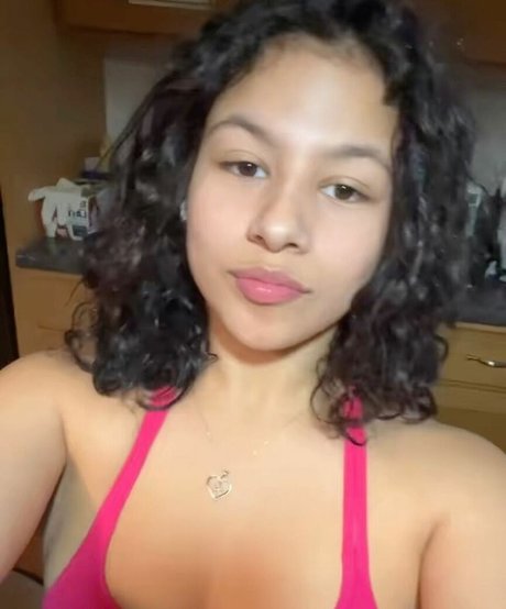 Holly Hennessy high quality model picture