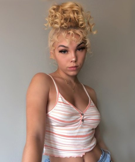 Itslovelyava pretty model image