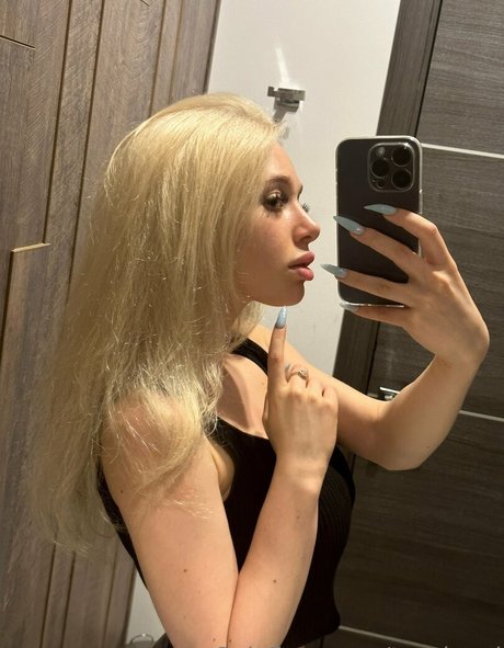 chloe lust pretty actress img