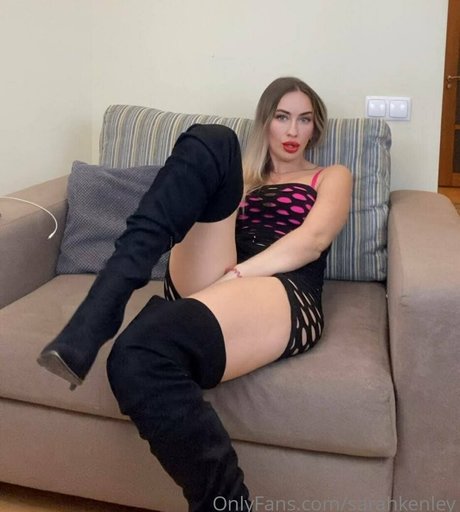 sarahkenley star naked photo