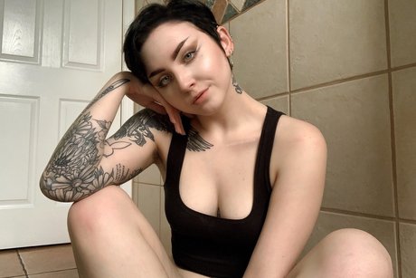 switchsuicide model pornographic images