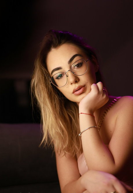 chloelucky sex model pic