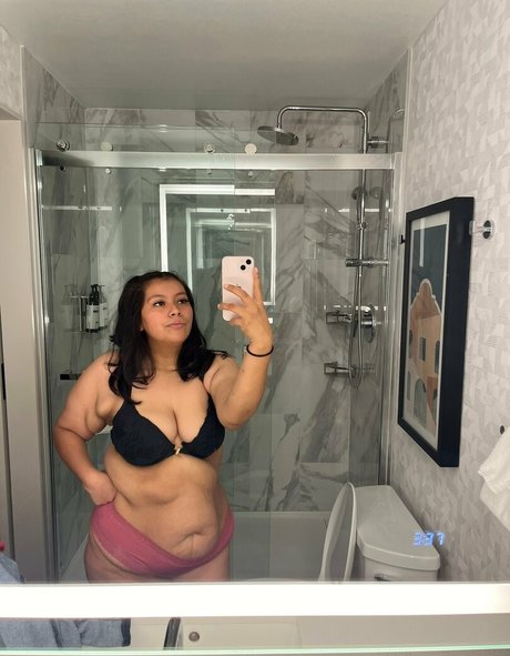 lizzy 02 model exclusive image