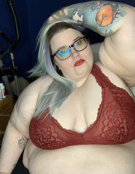 adenahx model nudes images