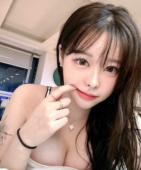 s dust_ beautiful model photo