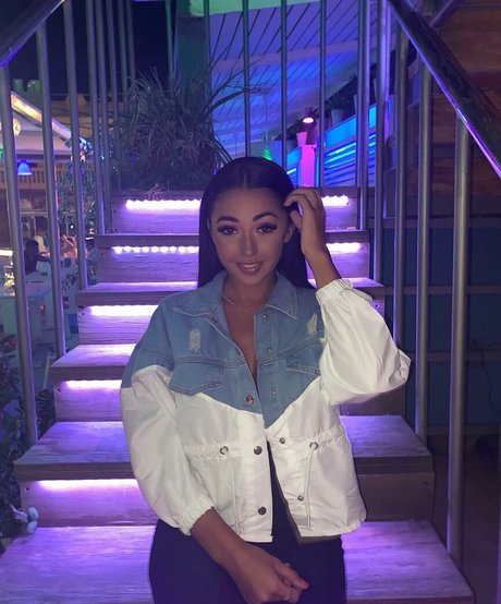 Chloe Reynolds model adult photo