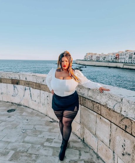 Naty Mari erotic actress pics