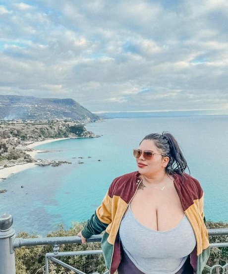 Naty Mari hot model img