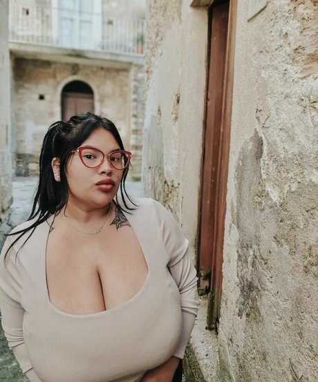 Naty Mari art star image