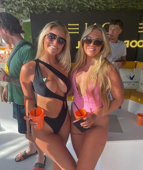 Chloe Burns porn model image